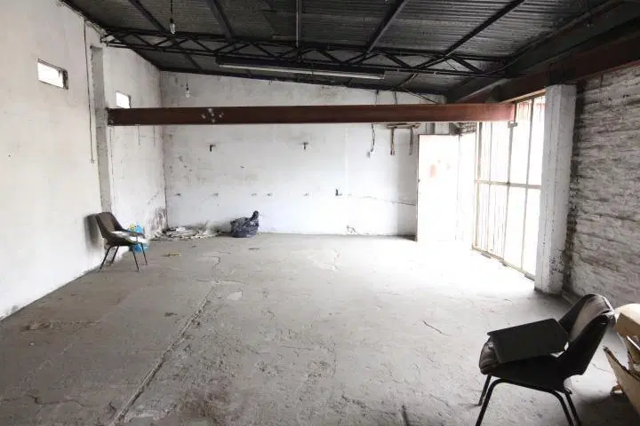 Local desarrollado en planta baja 60m2   deposito en planta alta 60m2. Excelente Ubicacion 8