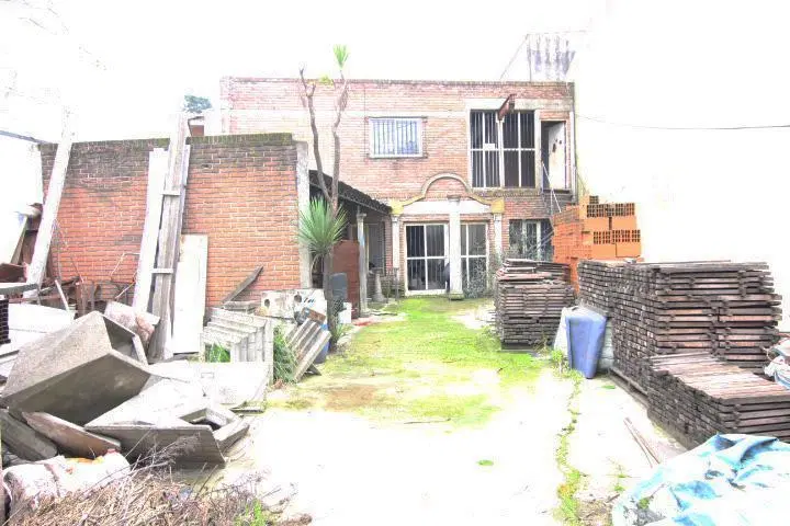 Local desarrollado en planta baja 60m2   deposito en planta alta 60m2. Excelente Ubicacion 5