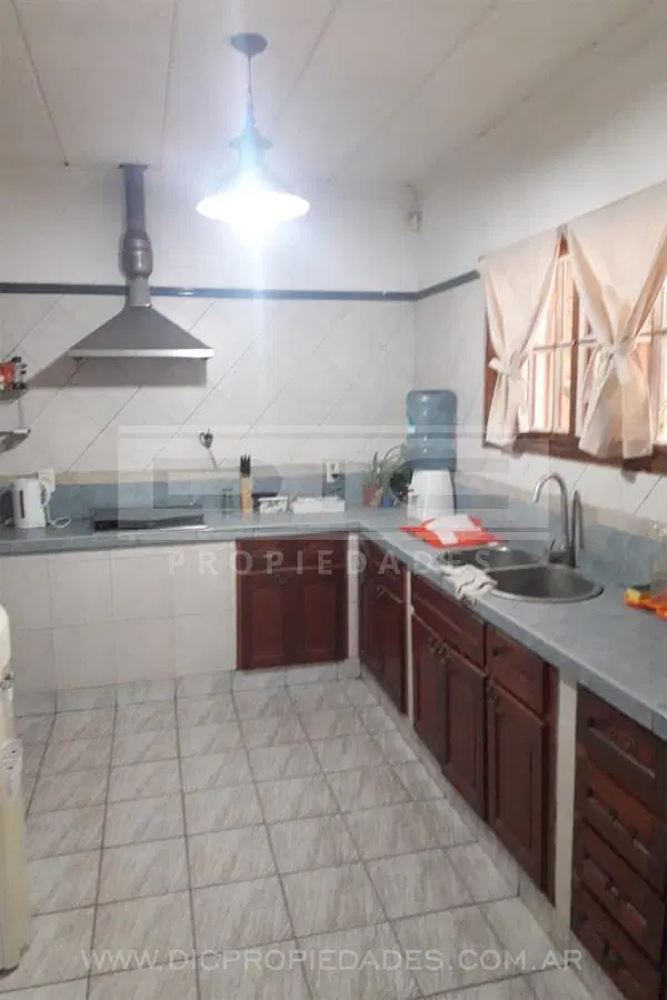Muy buen  chalet 5 ambientes. Cochera p/2 autos. Próximo a ruta 202. Piscina. Muy buenos accesos. 8
