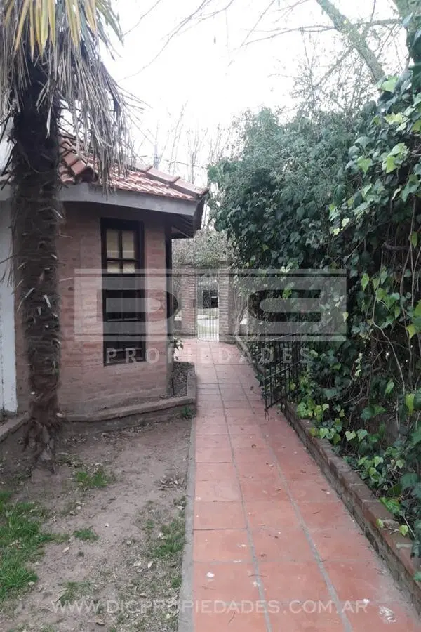 Muy buen  chalet 5 ambientes. Cochera p/2 autos. Próximo a ruta 202. Piscina. Muy buenos accesos. 3