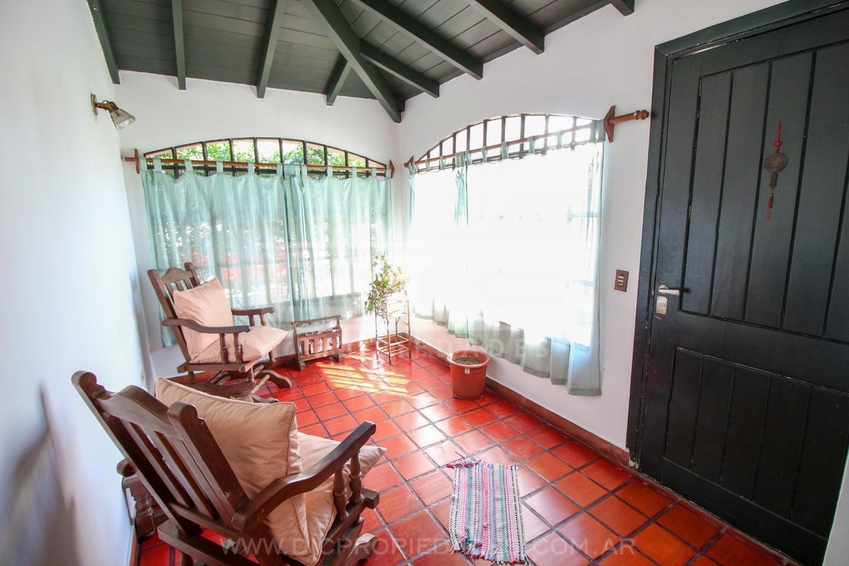 Foto de Chalet 4 ambientes c/garaje p/2 autos. Patio con piscina. Jardin y, imagen 1
