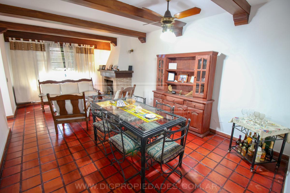 Foto de Chalet 4 ambientes c/garaje p/2 autos. Patio con piscina. Jardin y, imagen 2