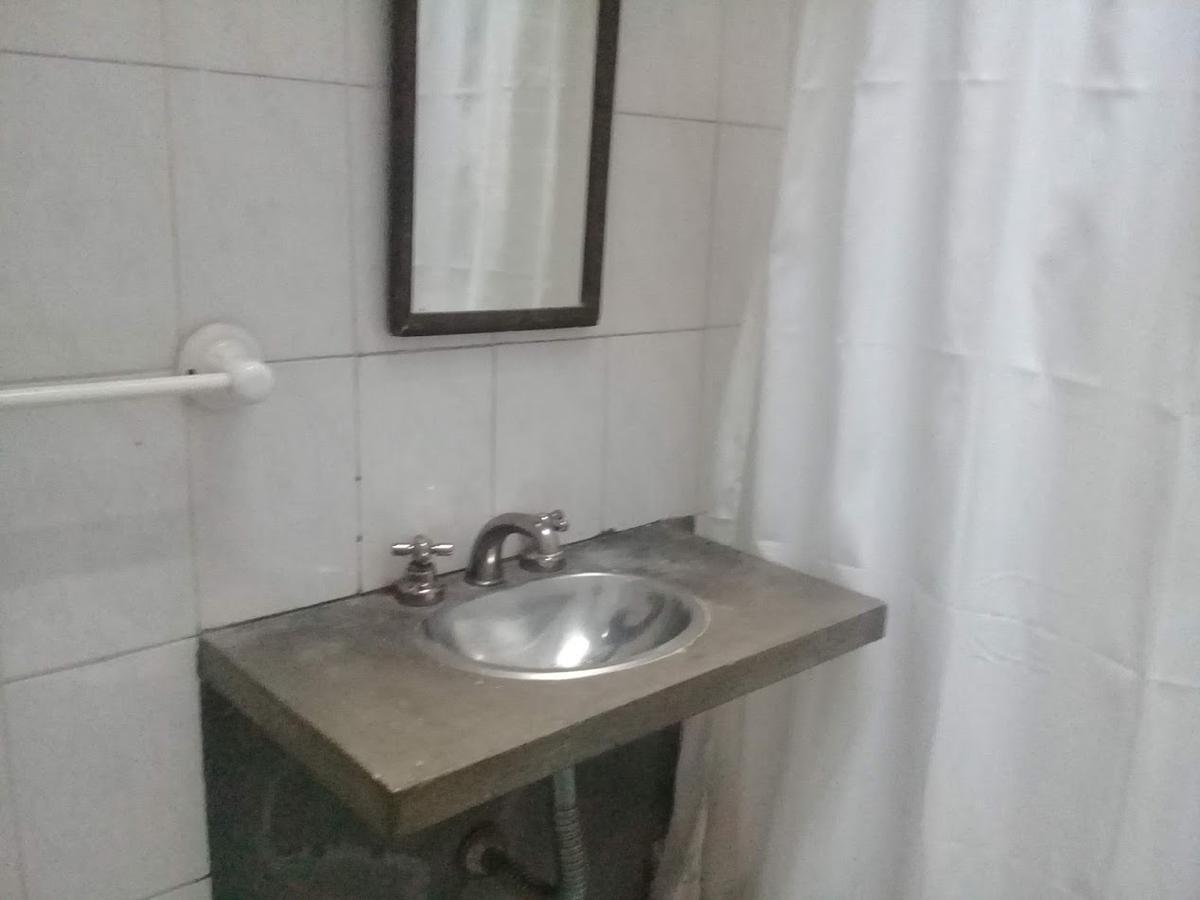 Foto de CASA DE 3 AMB C/ENTRADA DE AUTO Y HERMOSO JARDIN CON PISCINA, imagen 5