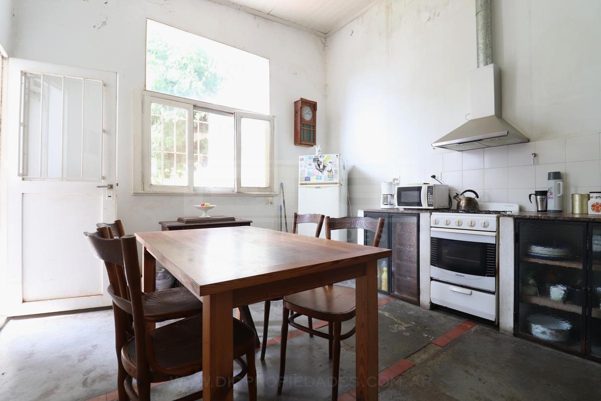 Foto de CASA DE 3 AMB C/ENTRADA DE AUTO Y HERMOSO JARDIN CON PISCINA, imagen 2