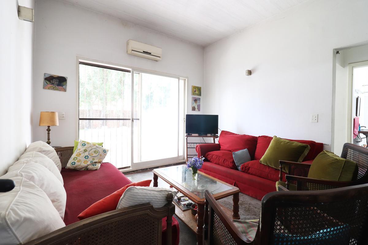 Foto de CASA DE 3 AMB C/ENTRADA DE AUTO Y HERMOSO JARDIN CON PISCINA, imagen 3