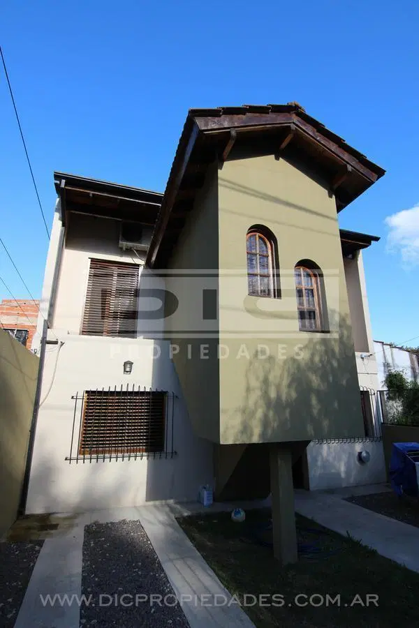 Excelente PH de 5 dormitorios, 2 baños y cochera. Terreno de 400m2 2