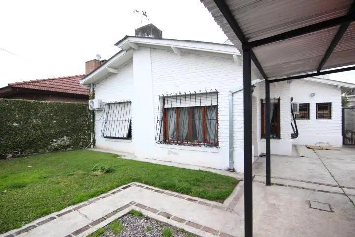 Muy lindo chalet de 4 dorm, 2 baños   2 toilette  en Pacheco 3