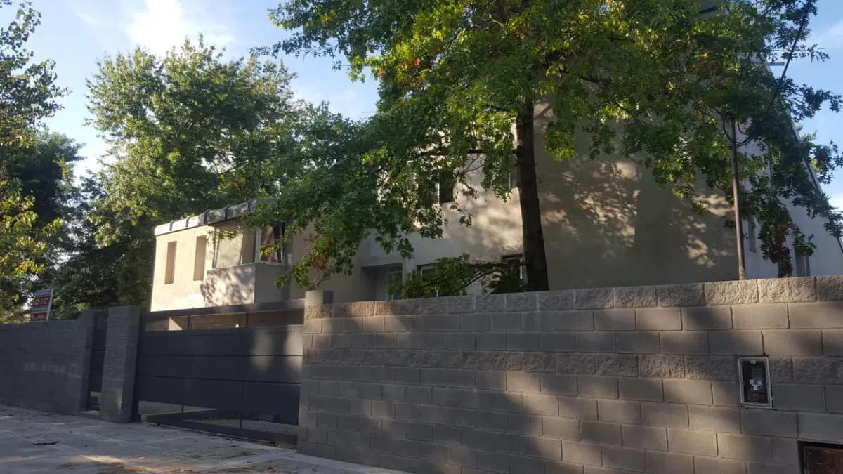 Excelente propiedad de categoría en Don Torcuato 4