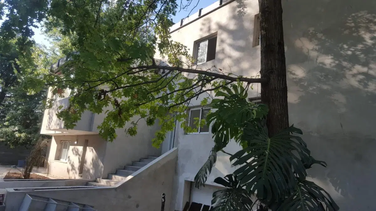 Excelente propiedad de categoría en Don Torcuato 2
