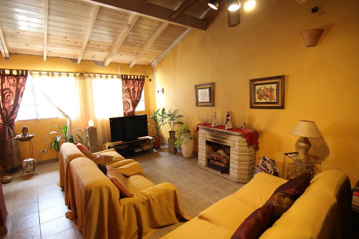 Foto de Casa sobre lote de 10x35 todo en una planta, jardín y entrada de autos, imagen 2