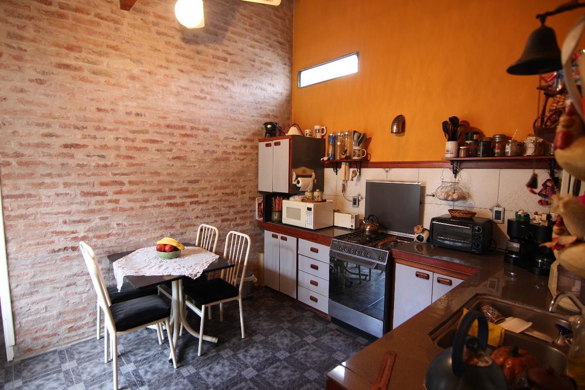 Foto de Casa sobre lote de 10x35 todo en una planta, jardín y entrada de autos, imagen 5