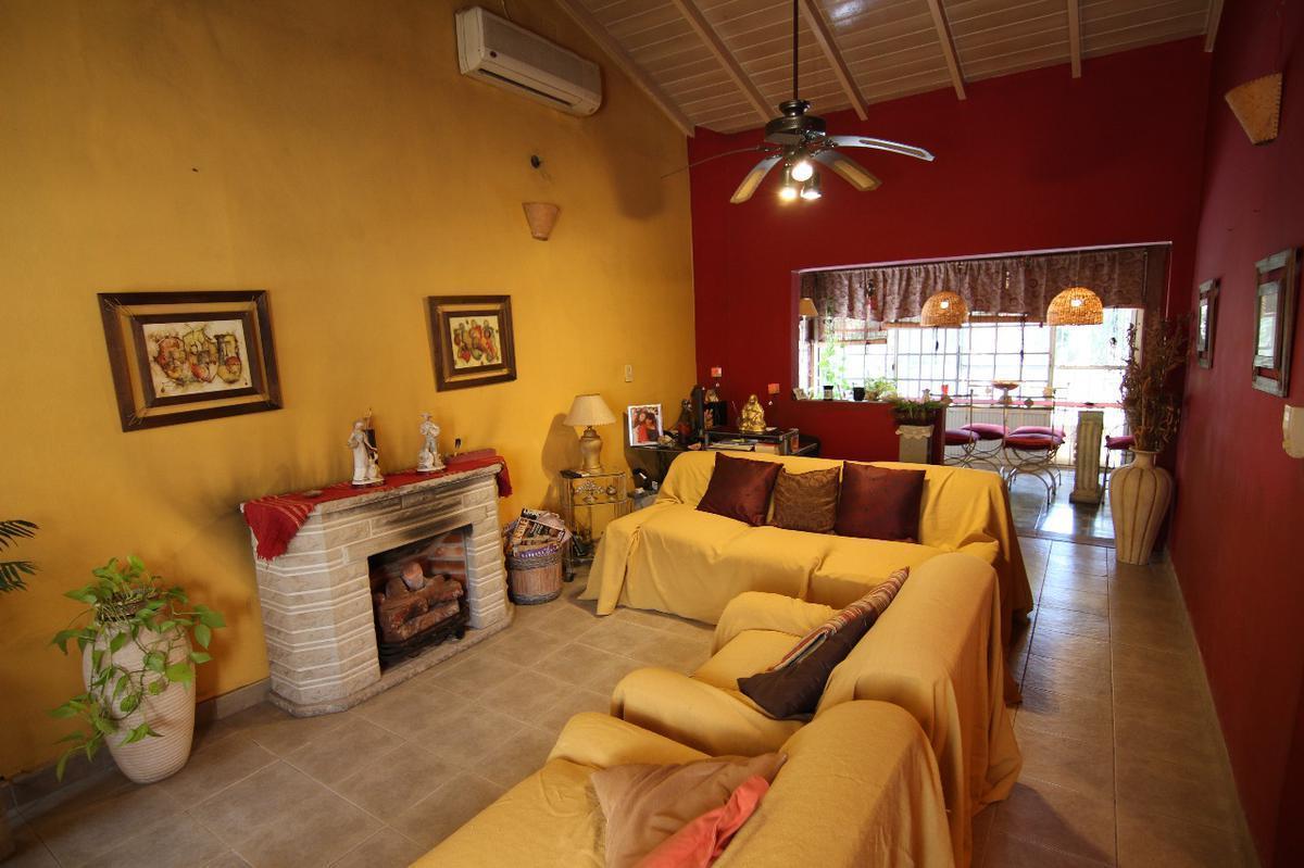 Foto de Casa sobre lote de 10x35 todo en una planta, jardín y entrada de autos, imagen 1