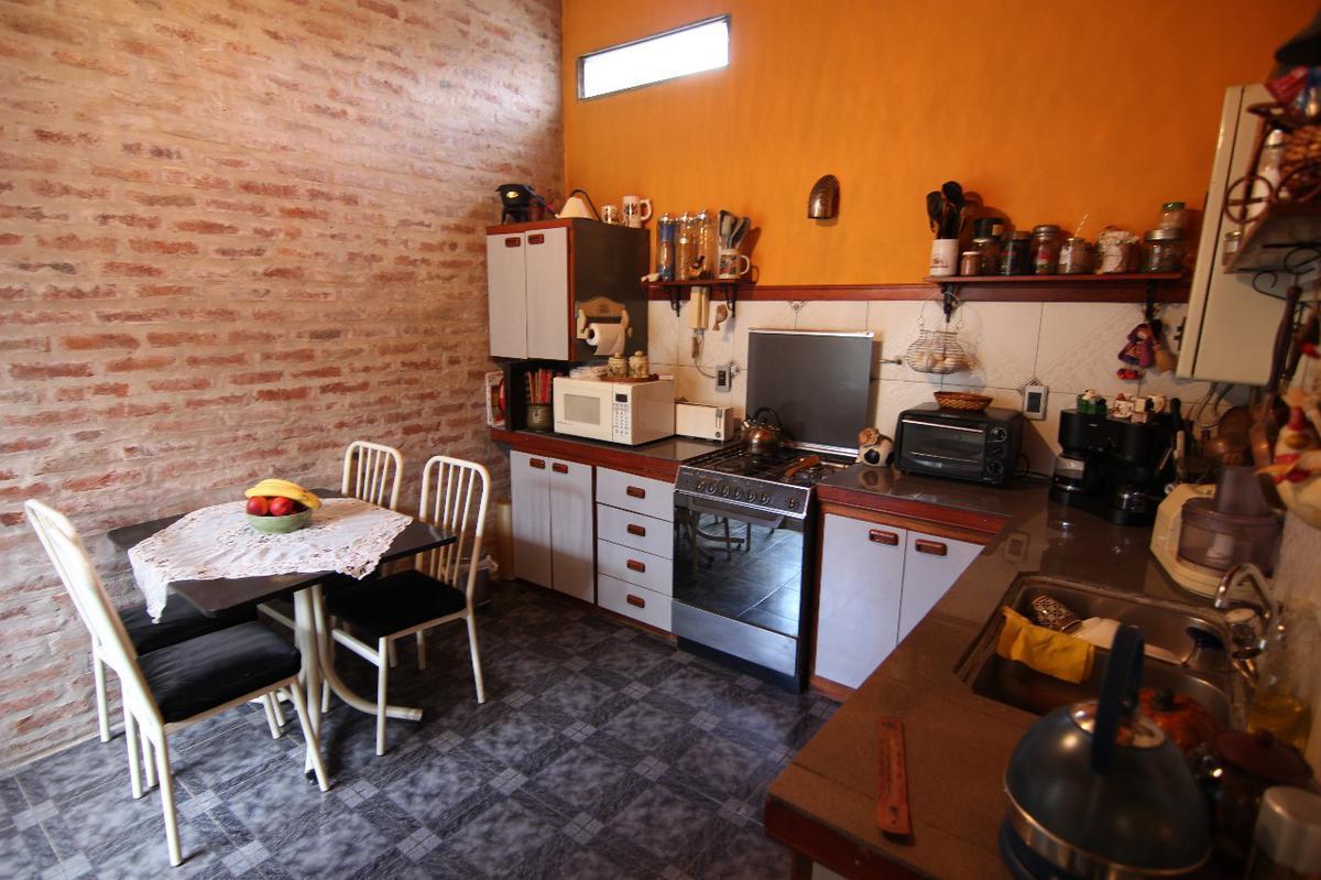 Foto de Casa sobre lote de 10x35 todo en una planta, jardín y entrada de autos, imagen 3
