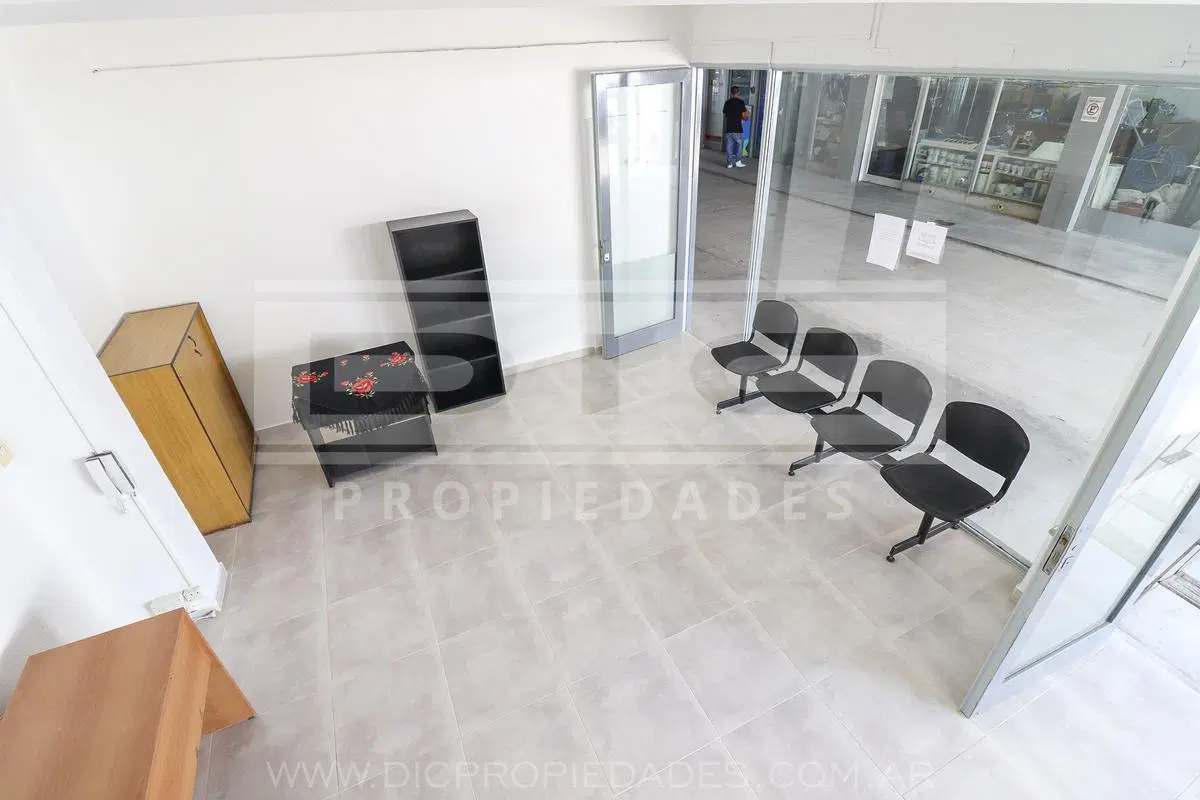 Local 72m2 c/espacio guardacoche en galería Don Bosco 3
