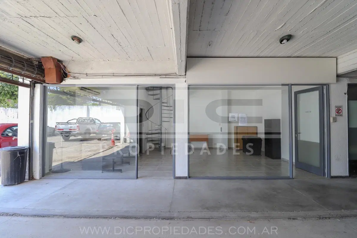 Local 72m2 c/espacio guardacoche en galería Don Bosco 4
