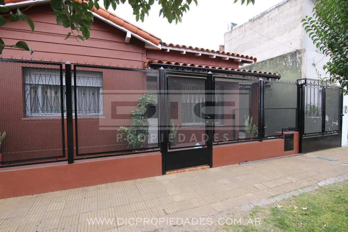 Muy buen Chalet 3 amb. con Amplio Jardin-  Beccar 5