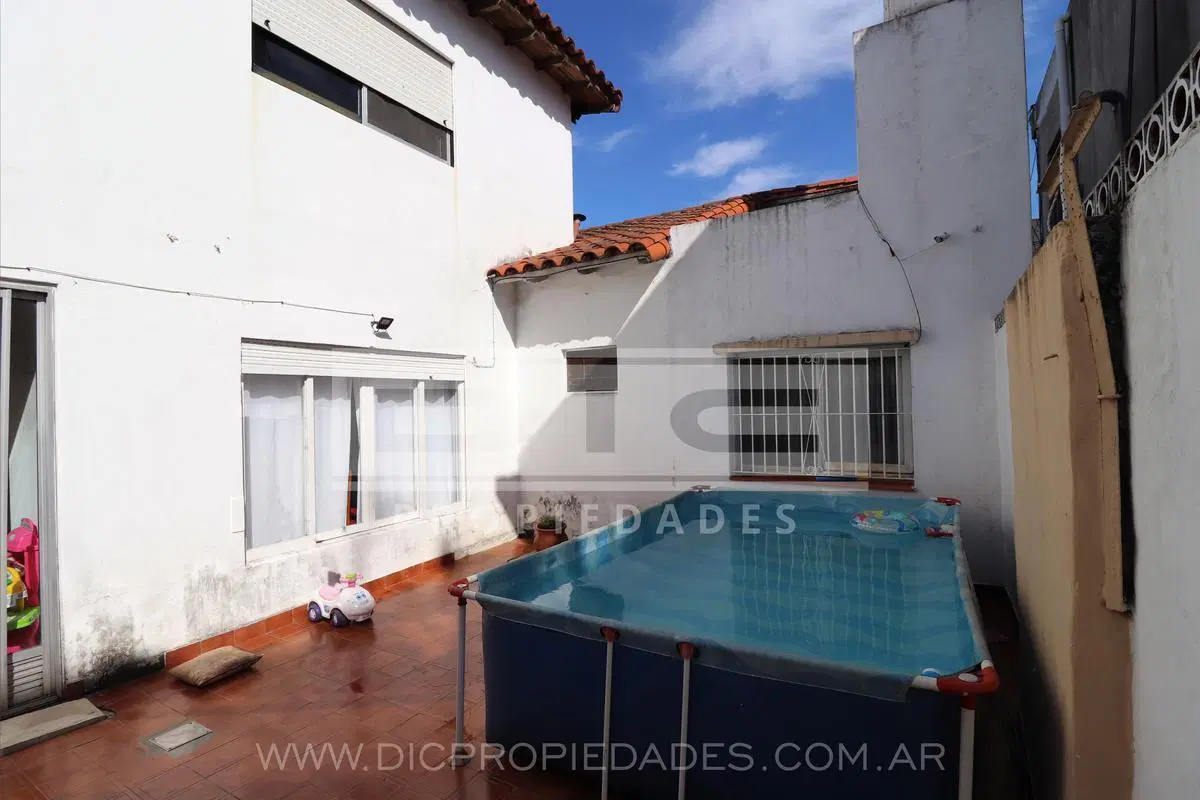 casa de 4 ambientes a 6 cuadras de av centenario, victoria 5