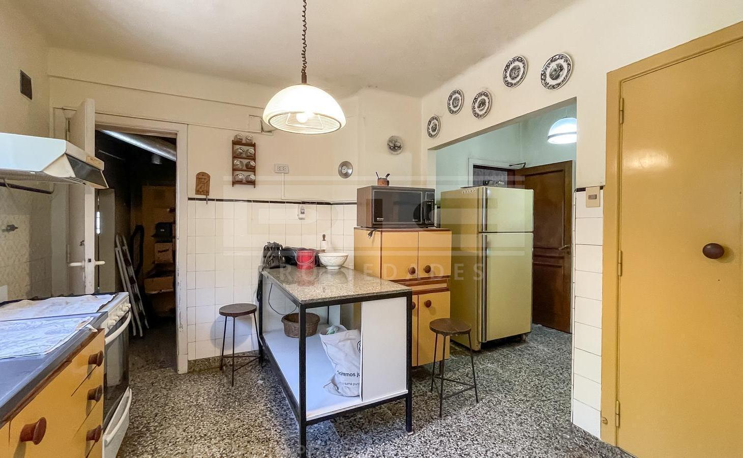 Foto de Casa 6 dormitorios Venta - Barrio Vicente López, imagen 3