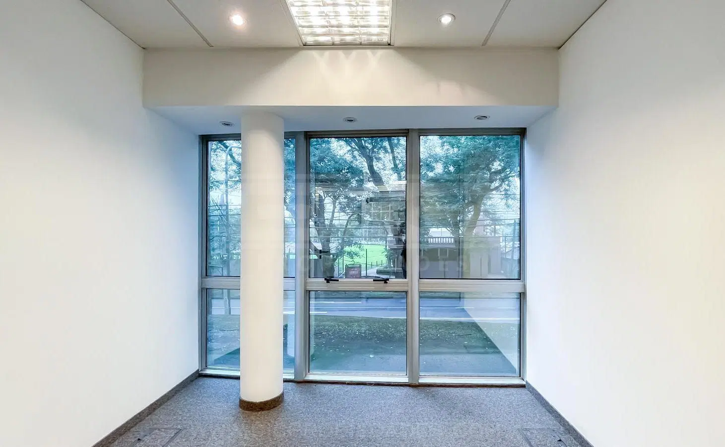 Oficina en Acassuso , en semipiso con varios despachos . 8