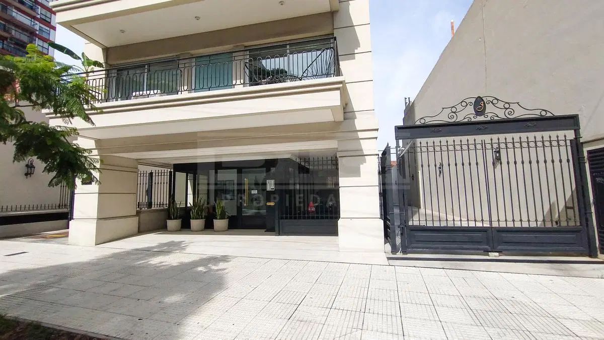 Excelente cochera cubierta en planta baja sobre Av. Maipu - Venta - Olivos 8