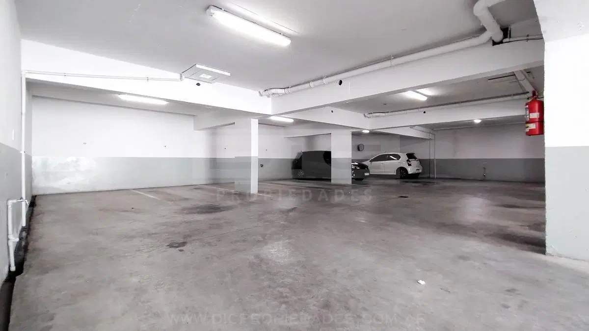 Excelente cochera cubierta en planta baja sobre Av. Maipu - Venta - Olivos 4