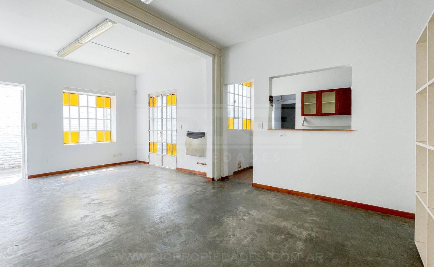 Foto de Galpón con vivienda y patio ubicado Olivos, imagen 2