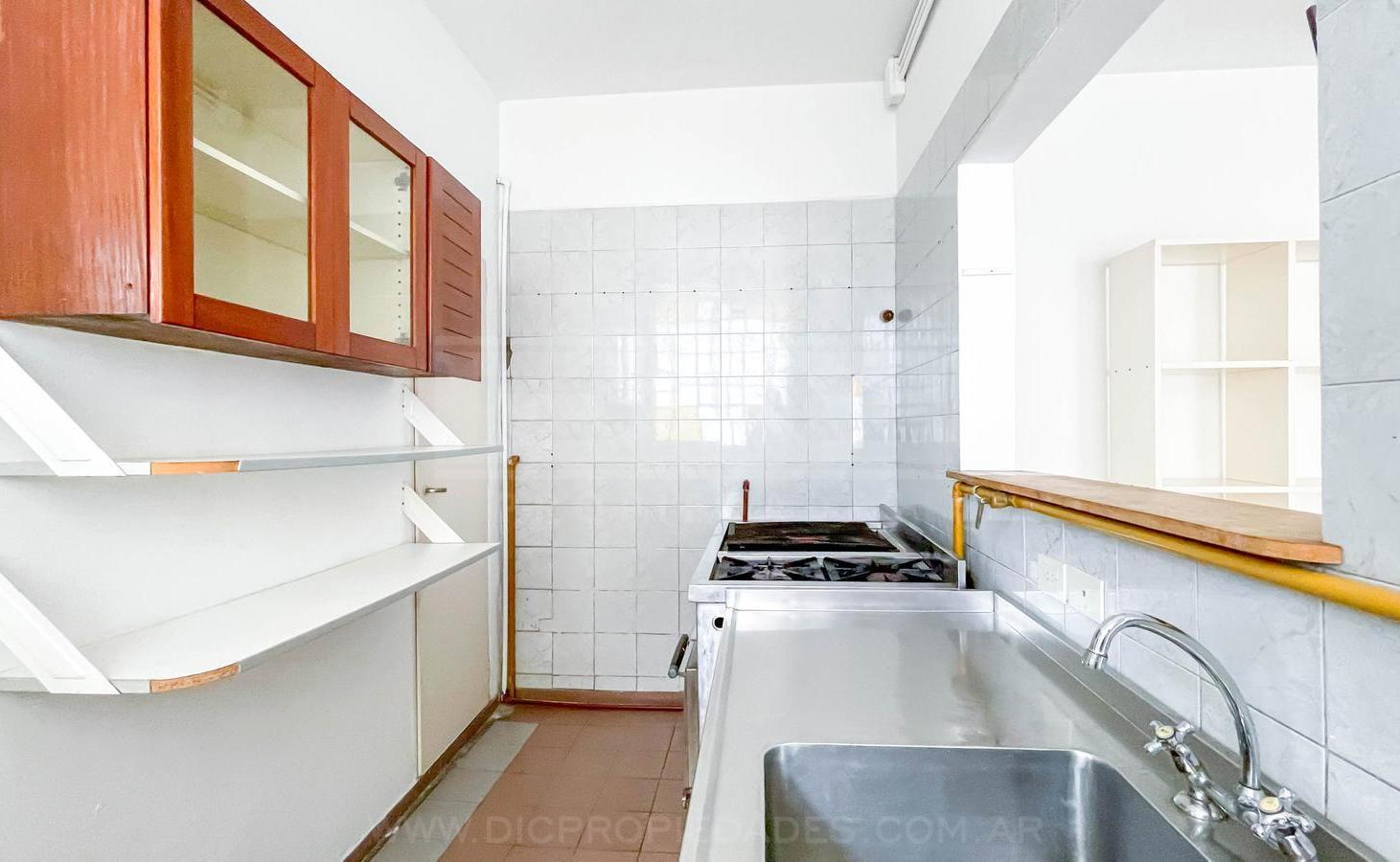 Foto de Galpón con vivienda y patio ubicado Olivos, imagen 3