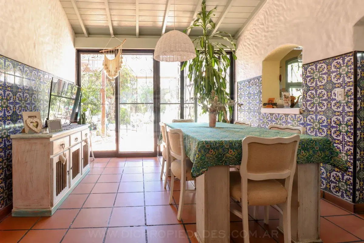 Chalet 6 ambientes venta con suite escritorio patio jardin y cochera en  Olivos 8
