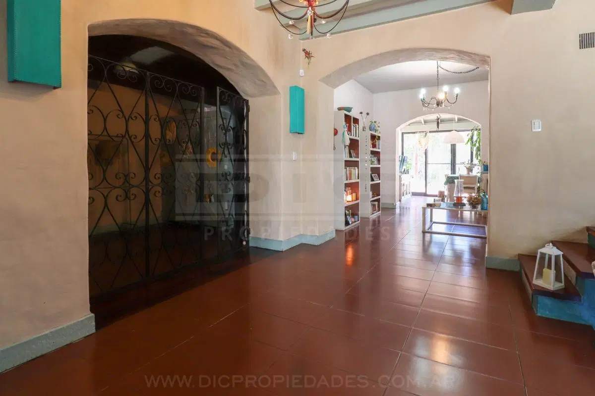 Chalet 6 ambientes venta con suite escritorio patio jardin y cochera en  Olivos 2