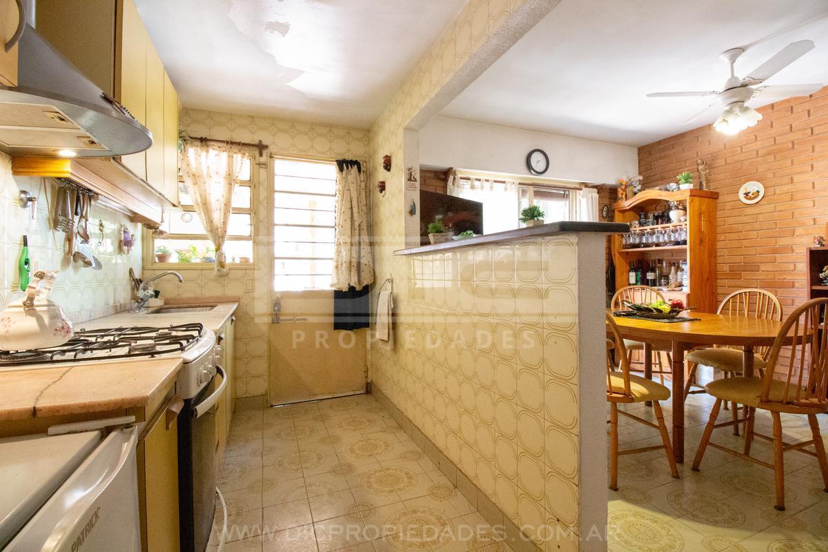 Foto de Casa 4 ambientes venta con jardin cochera y patio en Olivos, imagen 3