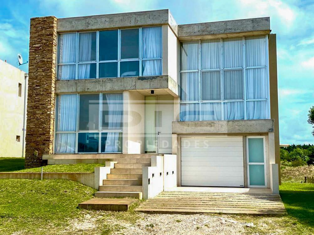 Foto de Casa 7 ambientes Venta - Barrio Costa Esmeralda, imagen 1