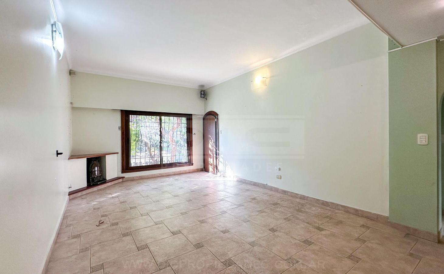 Foto de Chalet 4 ambientes venta con jardin piscina parrilla y cochera en Olivos, imagen 2