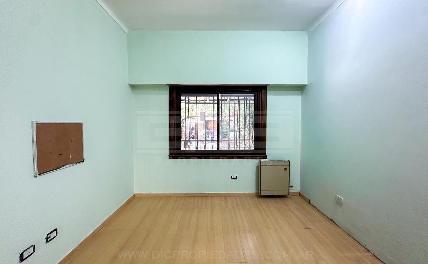 Foto de Chalet 4 ambientes venta con jardin piscina parrilla y cochera en Olivos, imagen 5