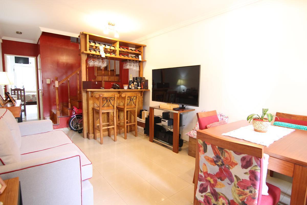 Foto de Inmejorable triplex 5 ambientes en excelente zona de Olivos., imagen 2
