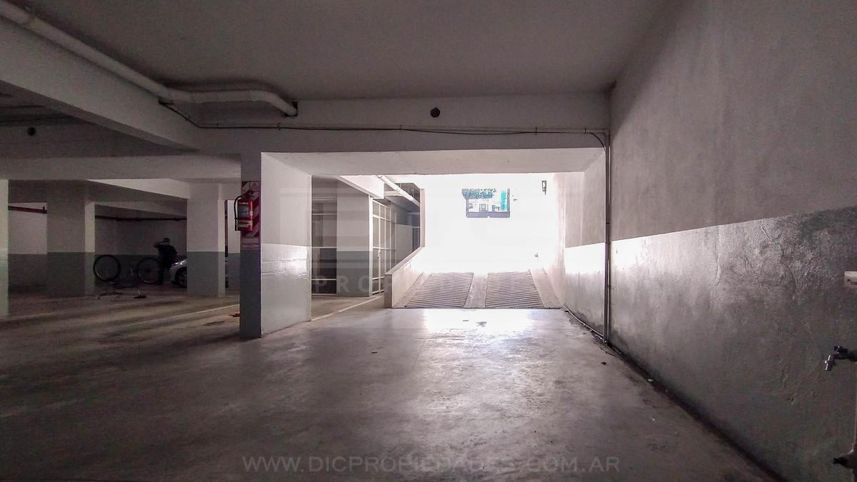 Foto de Excelente cochera cubierta en planta baja sobre Av. Maipu - Venta, imagen 1