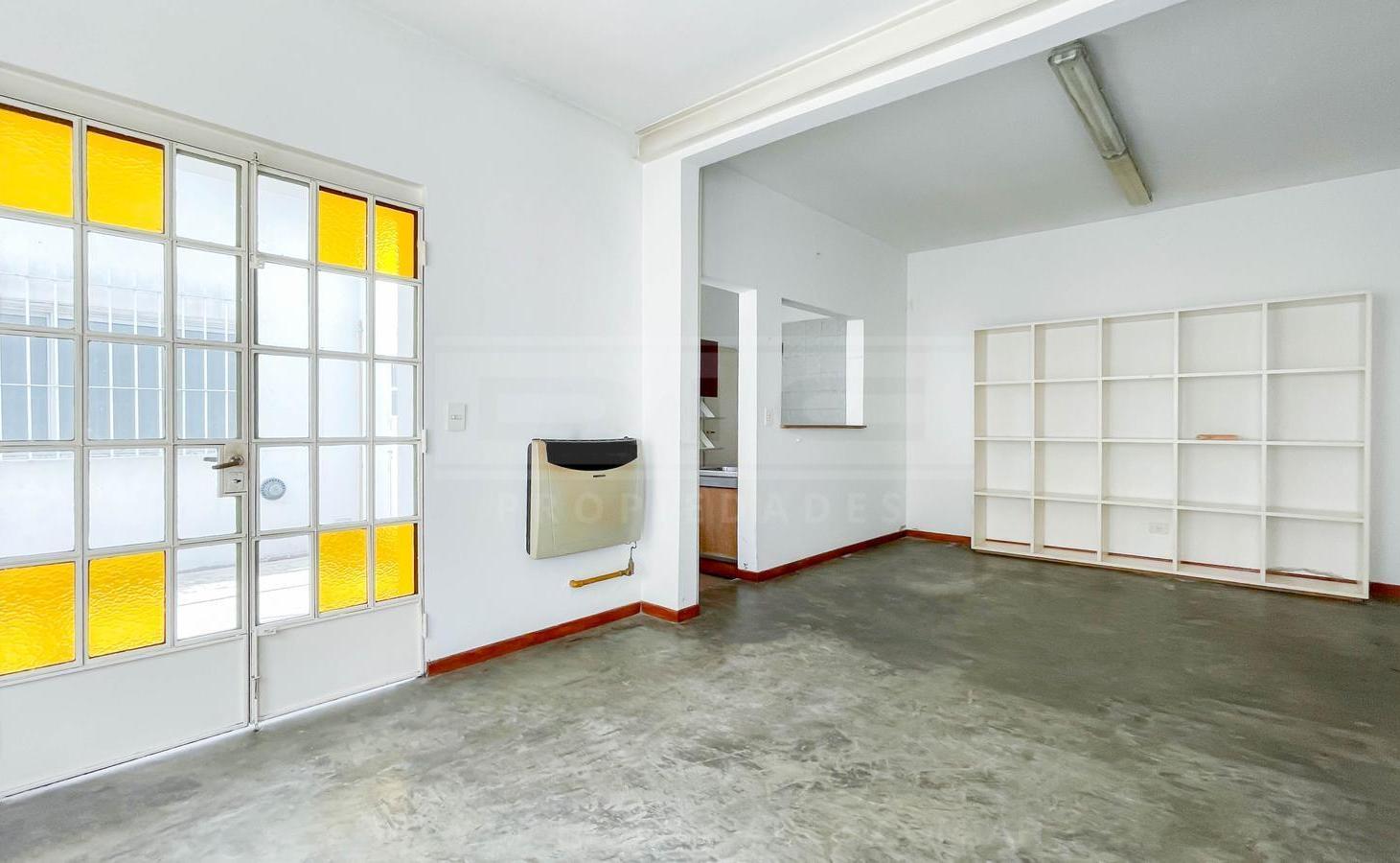 Foto de Galpón con vivienda y patio ubicado Olivos, imagen 1