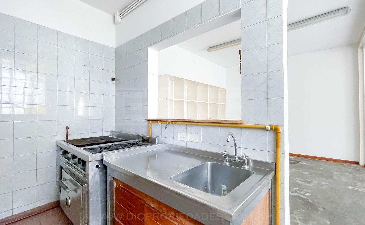 Foto de Galpón con vivienda y patio ubicado Olivos, imagen 3