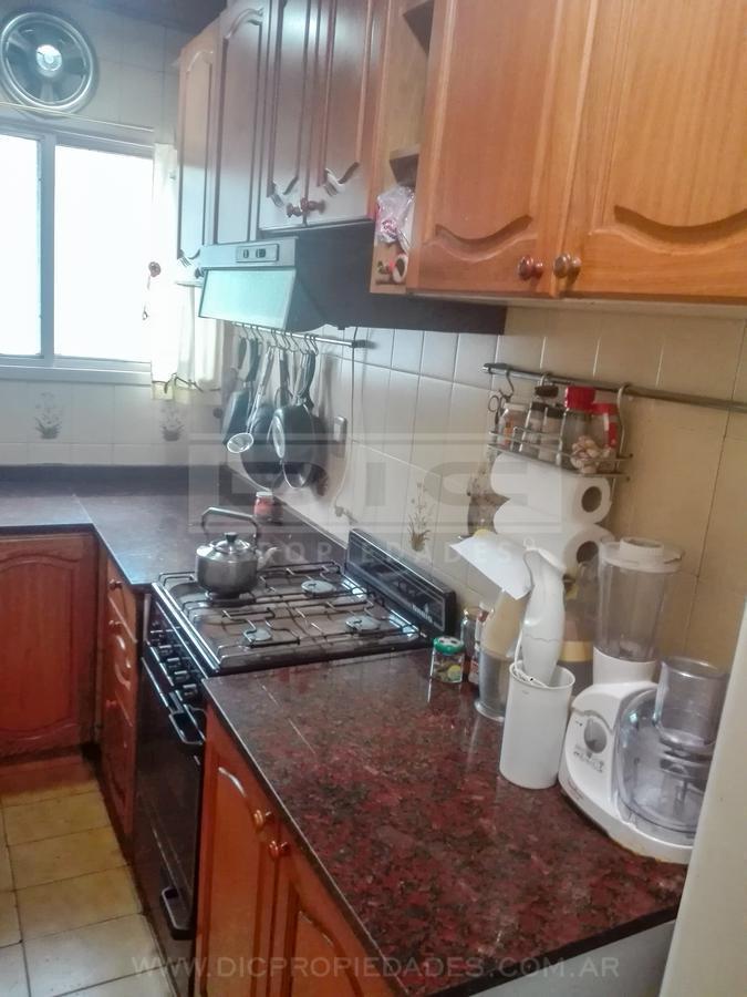 Foto de Casa 4 ambientes venta con balcon terraza y cochera en Olivos, imagen 3