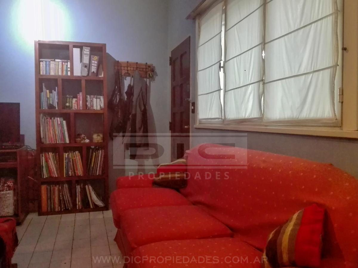 Foto de Casa 4 ambientes venta con balcon terraza y cochera en Olivos, imagen 2