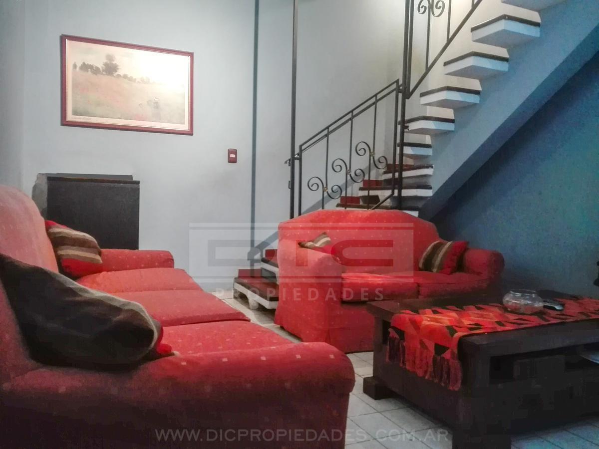 Foto de Casa 4 ambientes venta con balcon terraza y cochera en Olivos, imagen 1