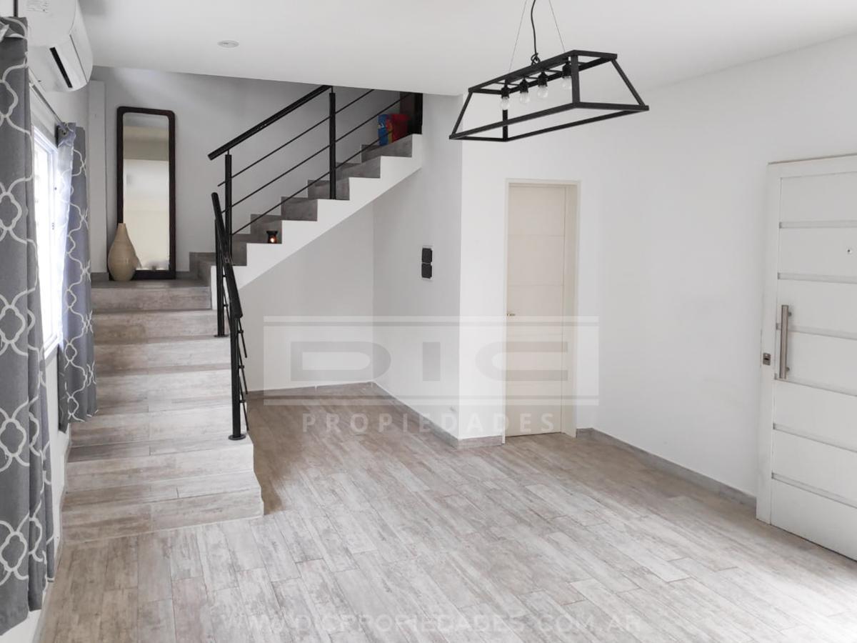 Foto de Duplex 3 ambientes venta con jardin y cochera en Olivos, imagen 2