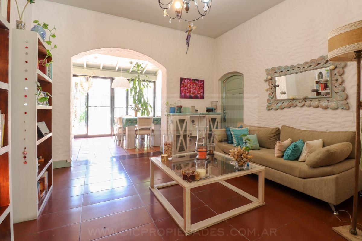 Foto de Chalet 6 ambientes venta con suite escritorio patio jardin y cochera en, imagen 3