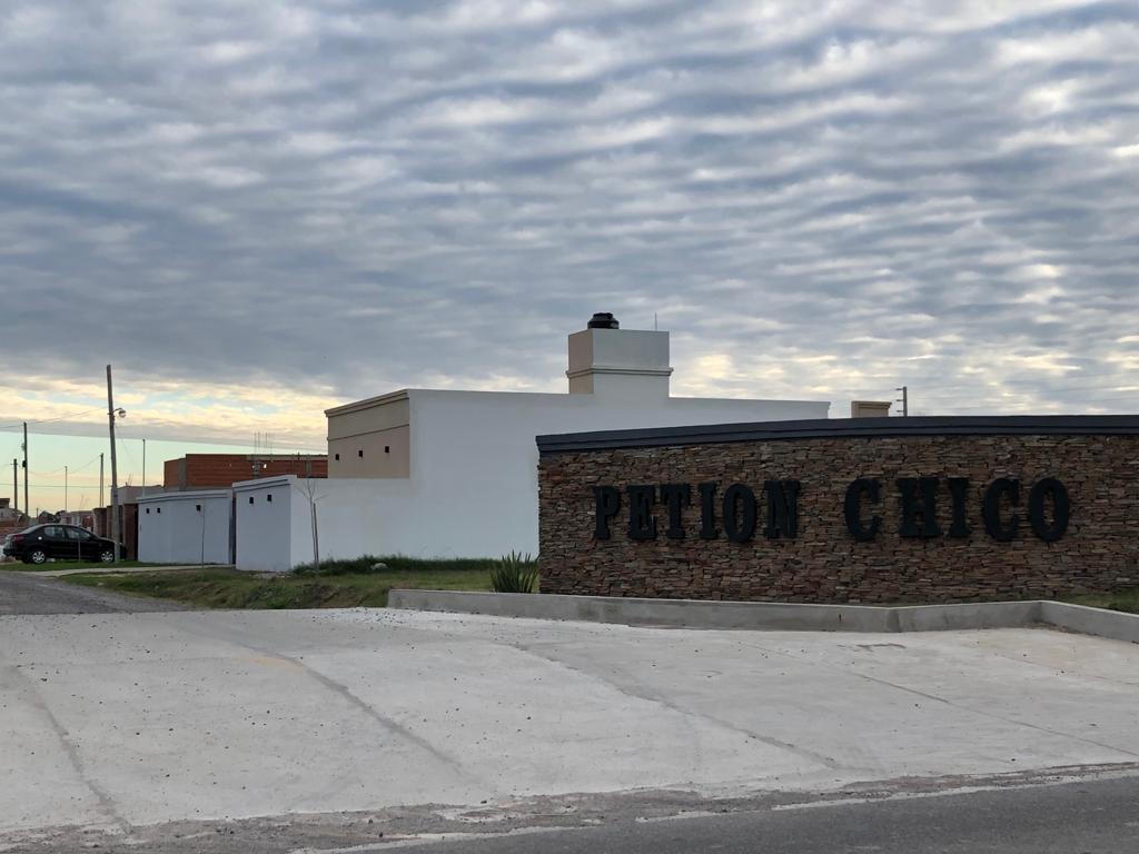 Terreno en Petion Chico - barrio no cerrado - Vende Gabriel Suarez - Alambrado