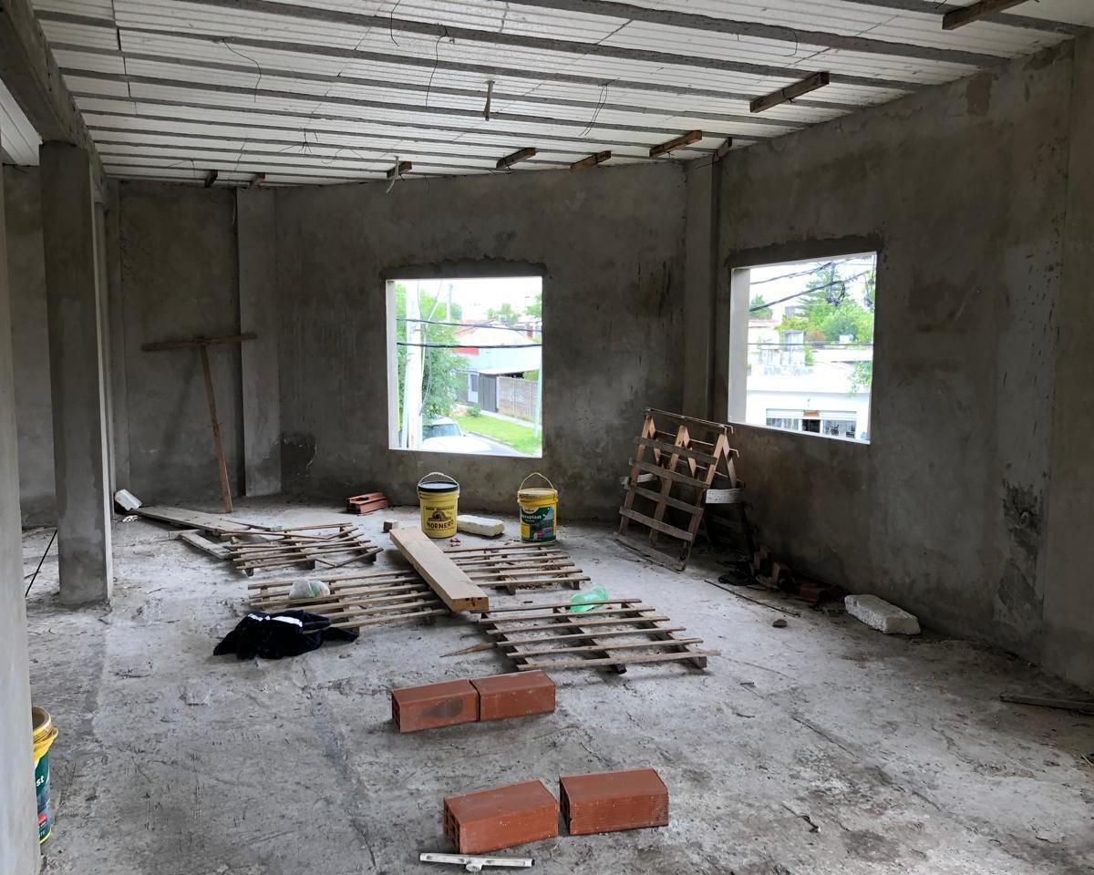 Casa en 2 plantas a terminar - Entrada de auto - Venta - Vende