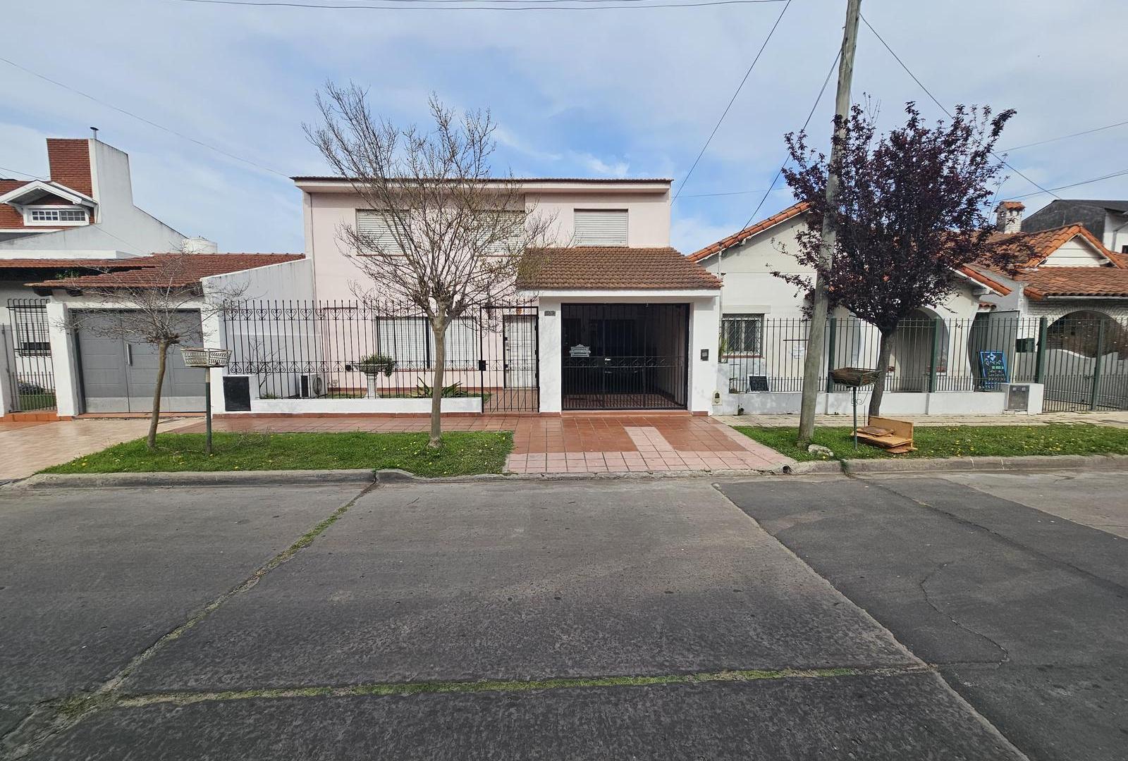 Casa en  2 plantas con 3 o + Dormitorios - Quincho - Terreno - Vende Gabriel Suarez