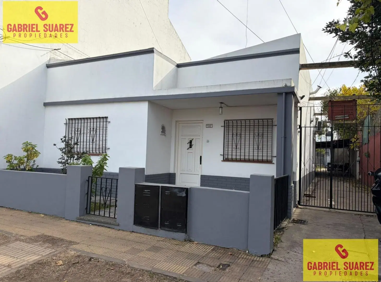 Casa 2 dormitorios - Entrada de auto compratida - llavallol 2