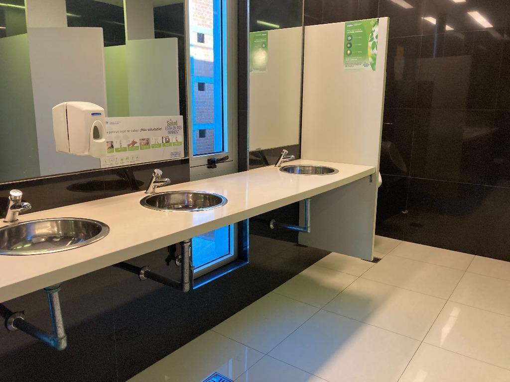 Foto de Modernas oficinas de planta libre en edificio AAA, imagen 4