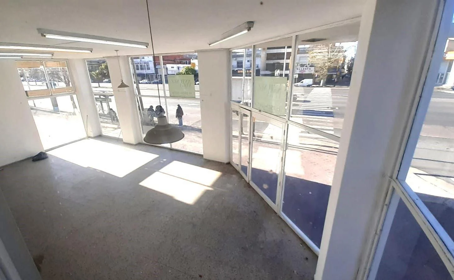 LOCAL en venta y alquiler en esquina totalmente vidriado AVELLANEDA,