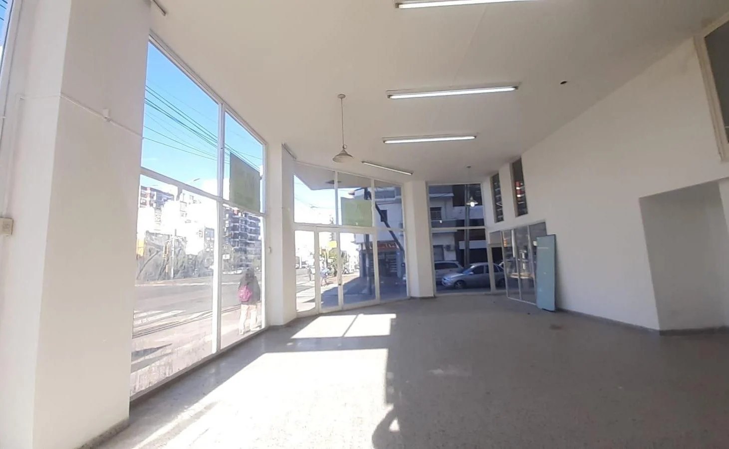 LOCAL en venta y alquiler en esquina totalmente vidriado AVELLANEDA,