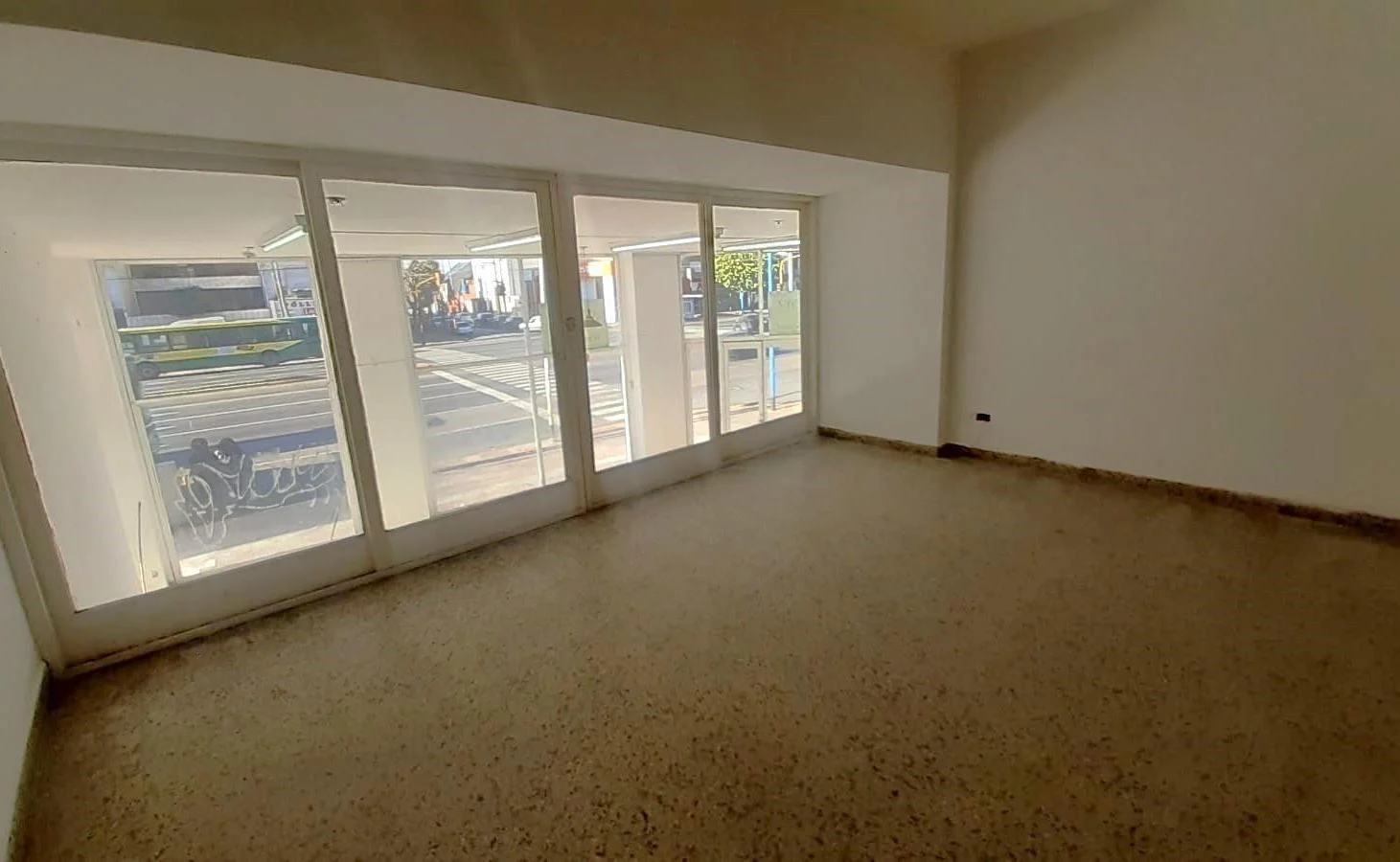Foto de LOCAL en venta y alquiler en esquina totalmente vidriado AVELLANEDA,, imagen 5